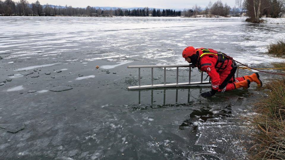 Klatovští hasiči trénují zásah na zamrzlé vodní hladině