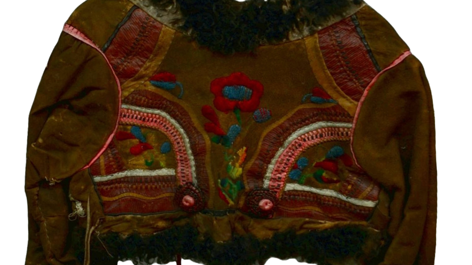 Ženský zimní kožíšek nošený v užším i širším Plzeňsku, pol. 19. století. Hnědá barva byla na kožichy získávána z duběnek (žlabatka listová), parazitů na listech dubů