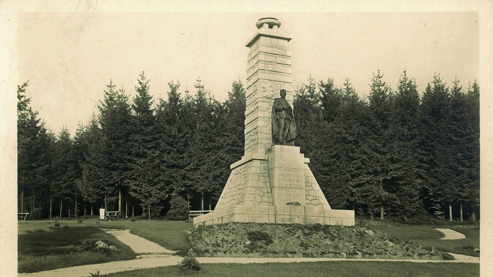 Historická pohlednice památníku