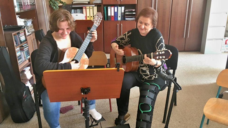 Ředitelka školy Iva Vainarová při výuce hře na kytaru