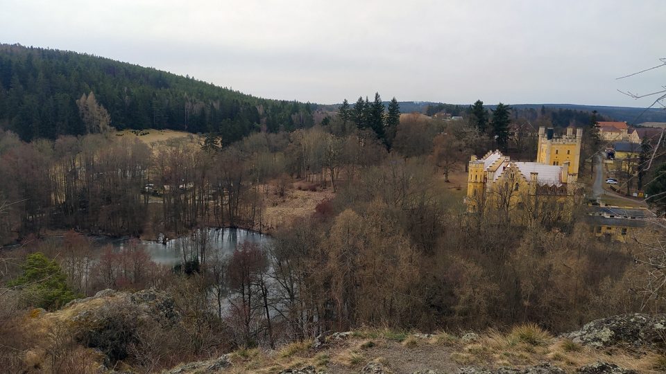 Výhled na zámek Nečtiny