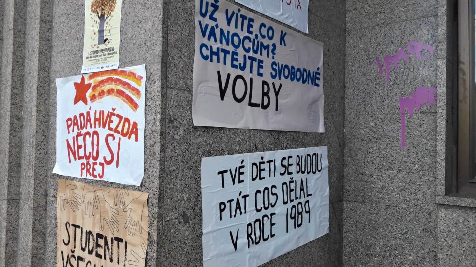 Bývalé sídlo plzeňských komunistů polepili studenti uměleckých škol protikomunistickými hesly. Netradičním způsobem tak chtějí pozvat na výstavu věnovanou době totality i sametové revoluce