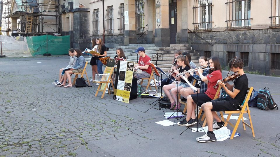 Na Jiráskově náměstí v Plzni včera zněla hudba. Žáci plzeňského církevního gymnázia tam muzicírovali, aby podpořili záchranu vzácných varhan