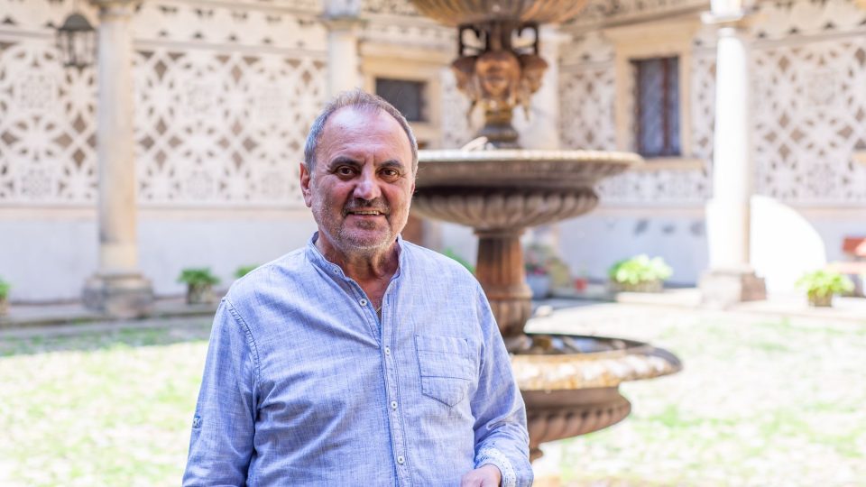 Petr Dujka na nádvoří doudlebského zámku s osobním svazkem zámeckých klíčů. V pozadí kašna se třemi mísami | foto: Martin Čuřík Petr Dujka na nádvoří doudlebského zámku s osobním svazkem zámeckých klíčů. V pozadí kašna se třemi mísami