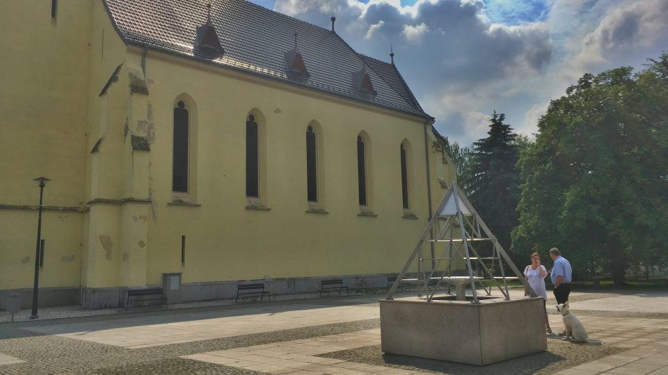 Nejstarší památkou na něměstí je kostel z roku 1904.JPG