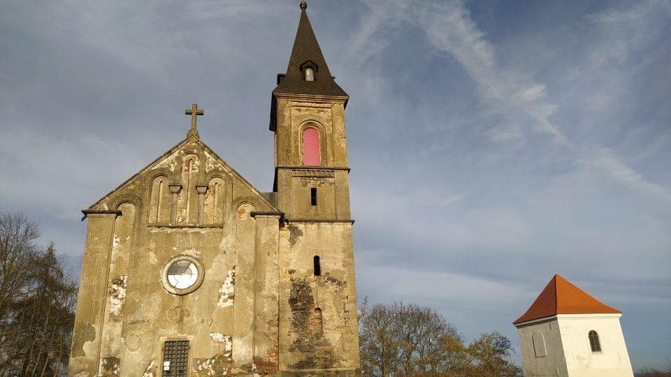 Kostel a vedle stojící zvonice