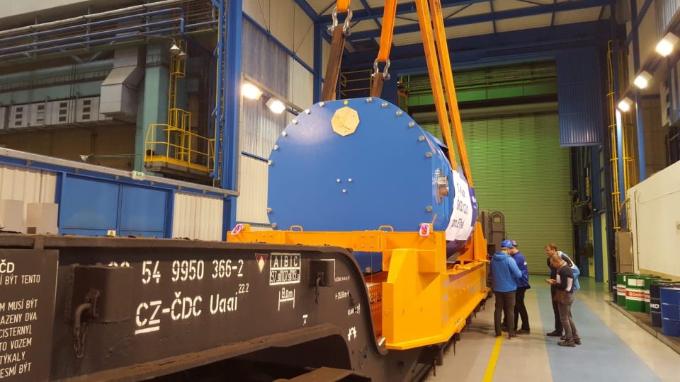 Z Plzně do Temelína míří první z nových kontejnerů na vyhořelé jaderné palivo. Zařízení vyvinula Škoda JS a je určené pro přepravu a suché skladování použitého paliva