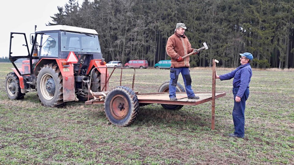 Zemědělci v Oseku v těchto dnech instalují speciální bidla pro dravce, aby jim pomohli hubit hlodavce