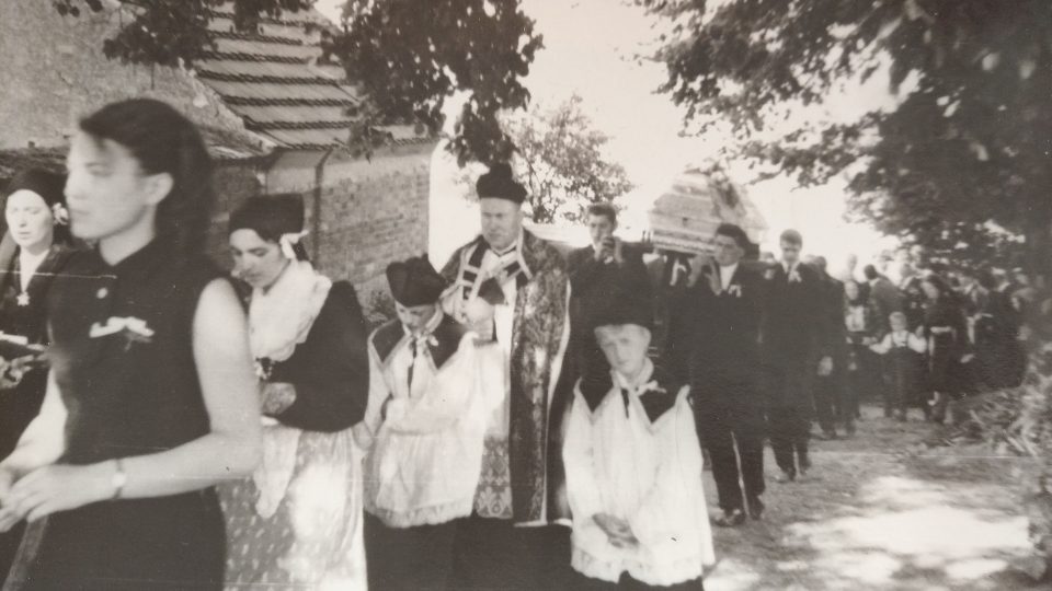 Pohřeb mladého člověka - cestou ke hřbitovu v Mrákově