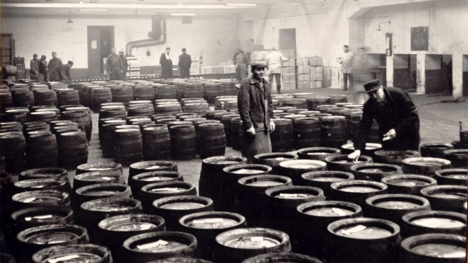 Budova výstavu piva se skladem sudů. Foto z roku 1963