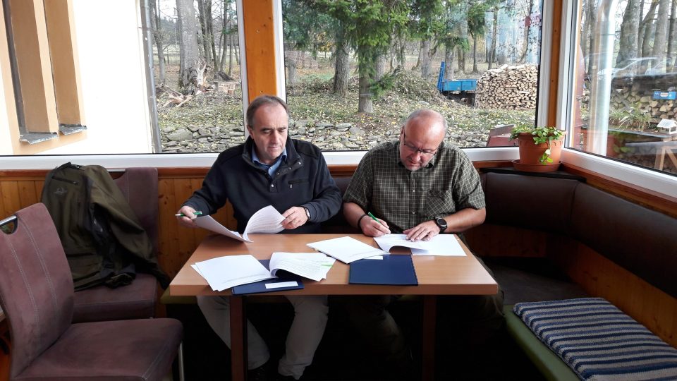 Dohodu o rozšíření podepsali vpravo Josef Vojáček za Lesy ČR a František Pelc za Agenturu ochrany přírody a krajiny