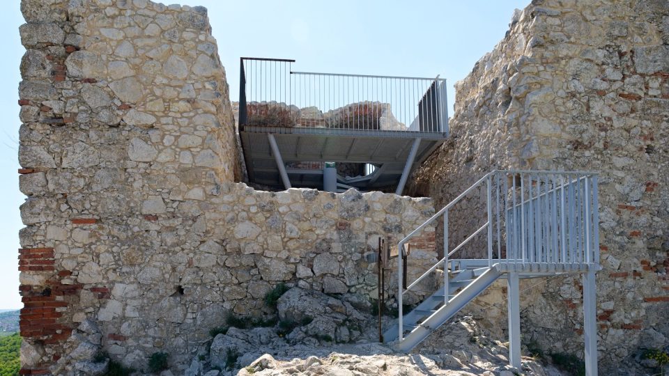 Aby správci umožnili návštěvníkům rozhled do okolí a přitom ochránili mohutné zdi, zbudovali uprostřed věže vyhlídku | foto: Zdeněk Truhlář, Český rozhlas Aby správci umožnili návštěvníkům rozhled do okolí a přitom ochránili mohutné zdi, zbudovali uprostřed věže vyhlídku
