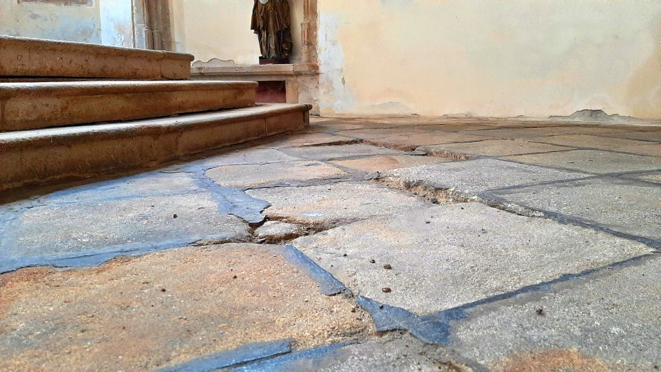 Ukrývá kostel Všech Svatých v Plzni na Roudné tajemství? Možná je pod podlahou před oltářem, která se začala propadat