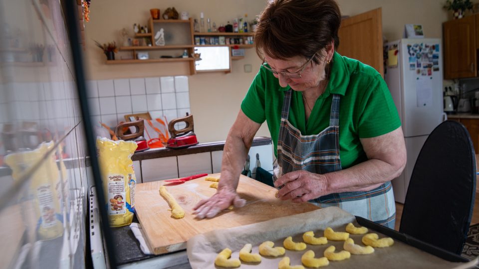 Z kousků vyválíme a vytvarujeme rohlíčky, které klademe na plech v rozestupech | foto: Martin Čuřík Z kousků vyválíme a vytvarujeme rohlíčky, které klademe na plech v rozestupech