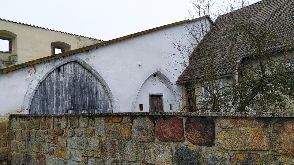 Pozůstatky cisterciáckého kláštera přímo přechází do dnešní zástavby