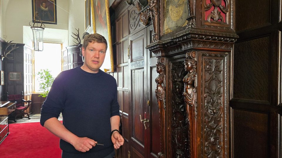 Kastelán zámku Opočno Tomáš Kořínek u hodin, kterým se kvůli zvuku přezdívá Big Ben