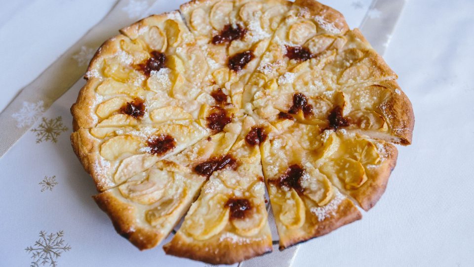 Manželka Ladislava Jiráka upekla výborný kynutý jablečný koláč