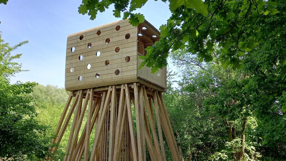 Pozorovatelna nad bobřím hradem od Miloslava Fekaram | foto: Aleš Spurný, Český rozhlas Pozorovatelna nad bobřím hradem od Miloslava Fekaram