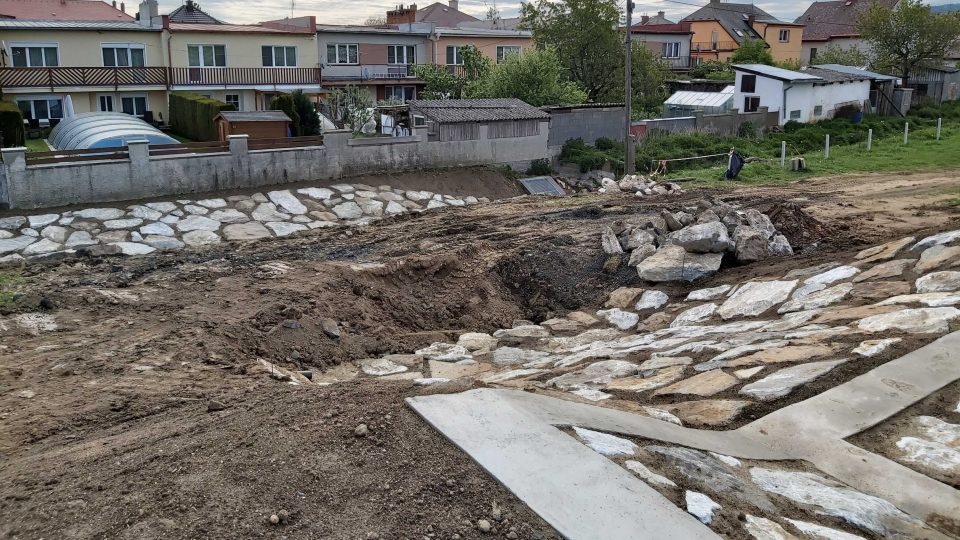 V Lubech u Klatov vybudovali suchý poldr. Je součástí protipovodňových opatření, která by měla zadržovat vodu stékající při deštích přímo z polí a vyplavující místní domy