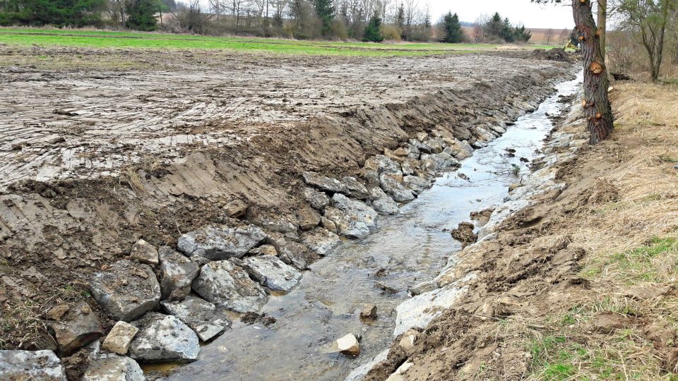 Podle Povodí Vltavy současné odvodnění pozemků na Srbickém potoce není funkční, proto se na podnět některých zemědělců opravuje