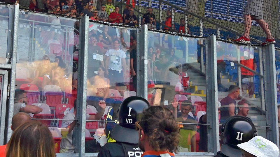 Policisté a záchranáři v Plzni nacvičovali zásah proti davu fanoušků