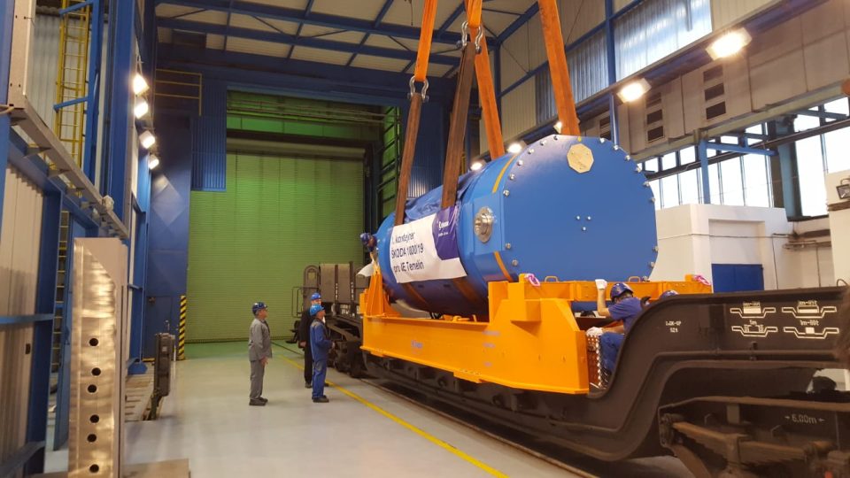 Z Plzně do Temelína míří první z nových kontejnerů na vyhořelé jaderné palivo. Zařízení vyvinula Škoda JS a je určené pro přepravu a suché skladování použitého paliva