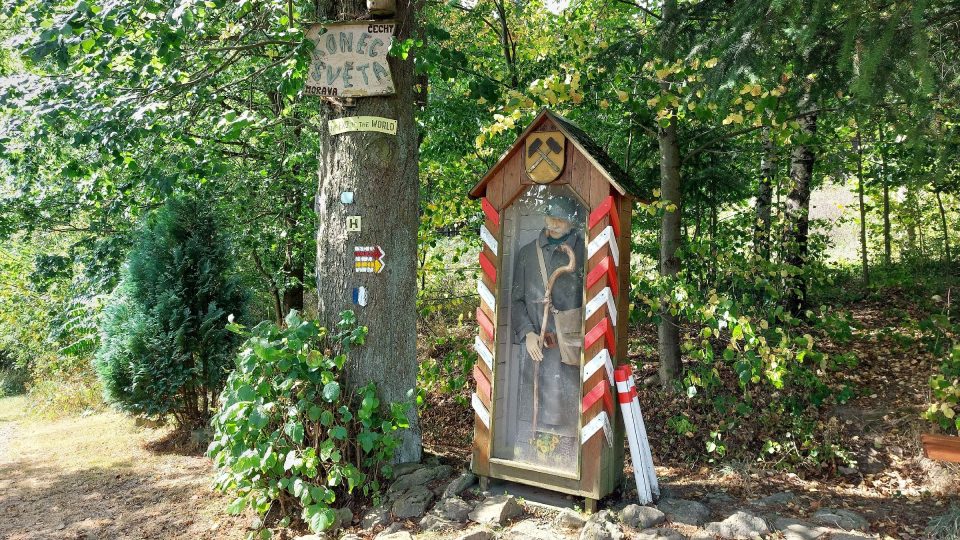 Od Rozštípené skály můžete dojít až na Konec světa, který hlídá celník