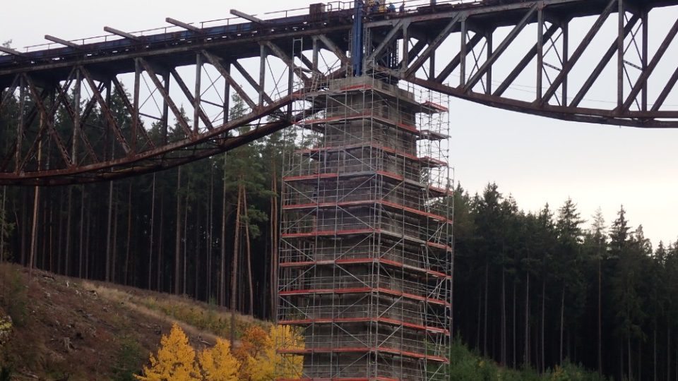 Na severním Plzeňsku se schyluje k unikátní technické operaci. Stavbaři budou měnit 118 let starý železniční most nad přehradou Hracholusky