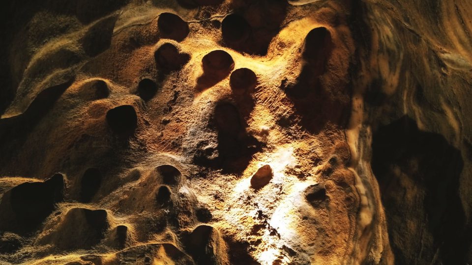 Strop chýnovské jeskyně