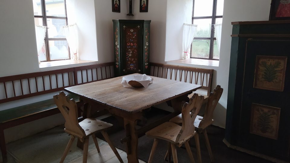 Stůl je vystaven v Pamětní síni Jana Sladkého Koziny
