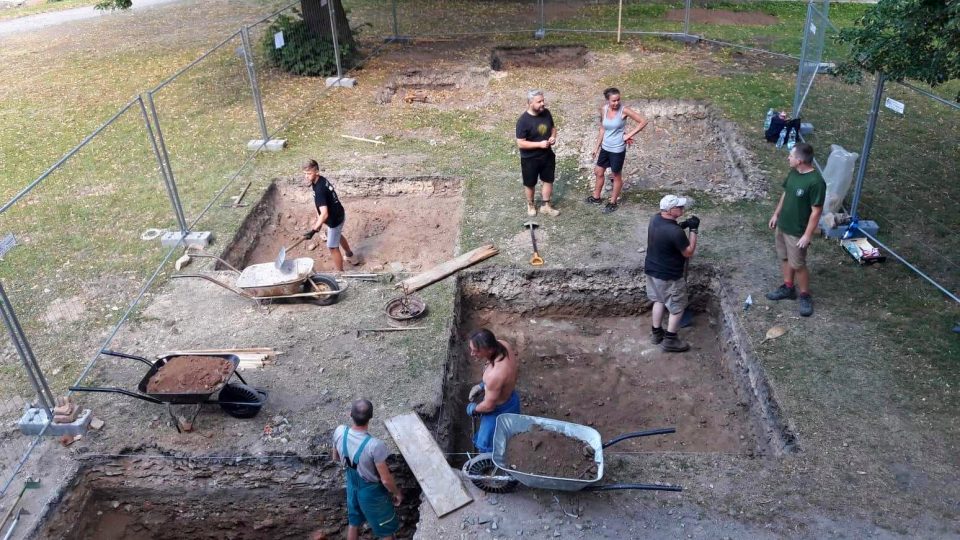 Archeologové odkrývají další kus historie v klášteře v Plasích. Tentokrát se jedná o středověkou klášterní nemocnici a podzemní chodbu