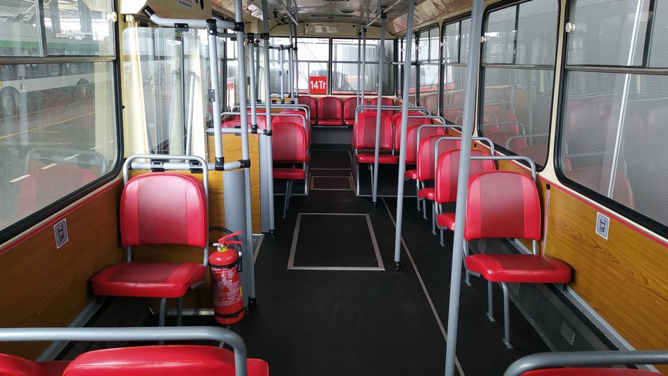 Interiér jednoho z historických trolejbusů