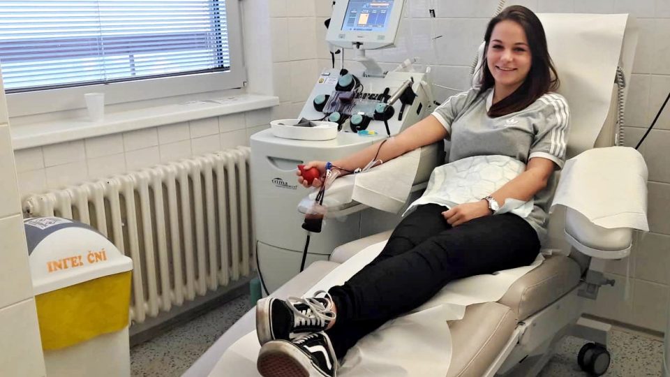 Fakultní nemocnice Plzeň potřebuje navýšit počet dárců krevních destiček. V současnosti jich do separačního centra dochází zhruba 300. Patří mezi ně i Karolína Traxmandlová