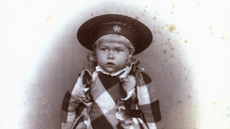 Fotografie zachycující neznámé dítě kolem roku 1890