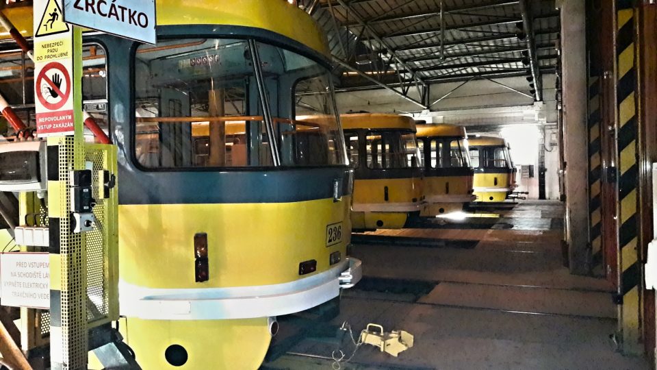 Tramvajová vozovna v Plzni na Slovanech připomíná spíš muzeum než moderní depo. Nejstarší budovy tu stojí už od roku 1943 a je to na nich poznat. Nové a důstojné zázemí tu bude snad do čtyř let