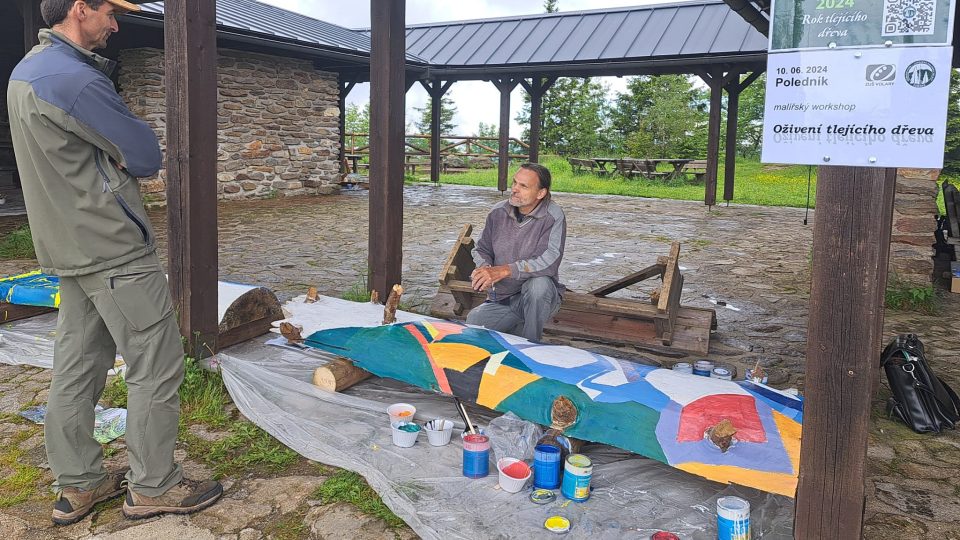 Malování kmenů na Poledníku