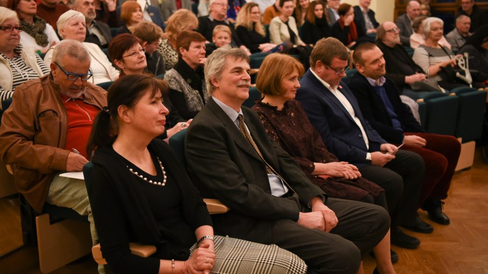 Kurátory výstavy o Janu Koulovi jsou manželé Merglovi (na fotografii v prví řadě na druhém a třetím sedadle) 