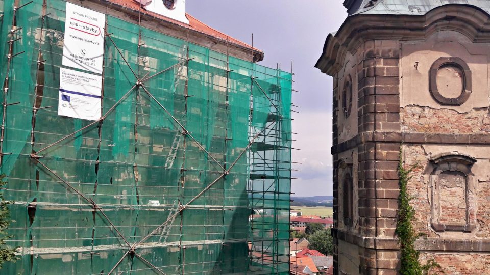 Několika spolkům se postupně daří alespoň po částech opravovat klášter v Chotěšově