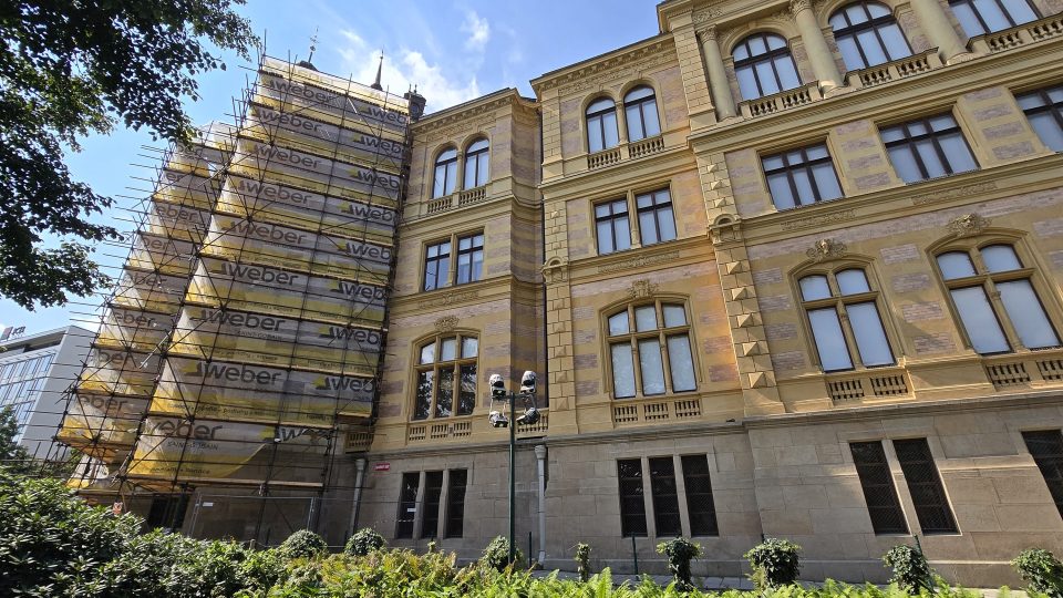 Čelní strana muzea je obehnána leššením