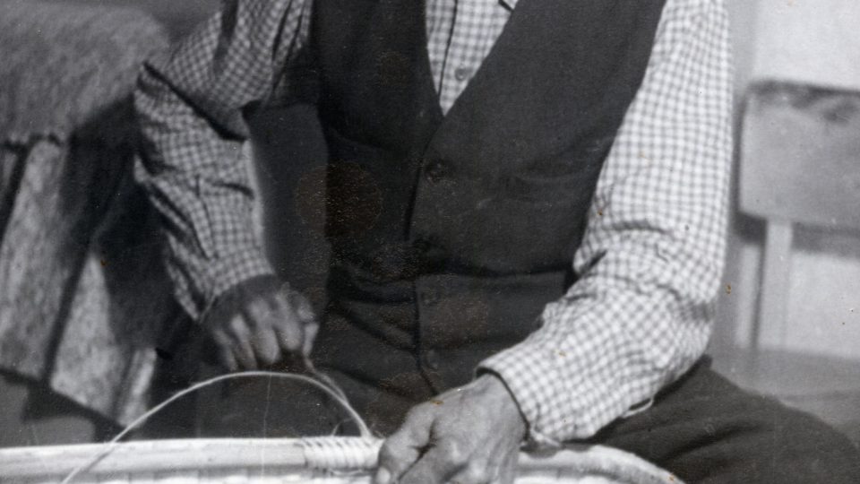 Krchlebský košíkář František Záhoř. Fotografováno 21. 8. 1957