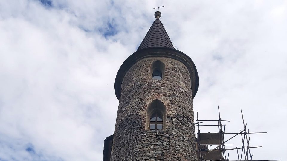 Rekonstrukce východní zdi Huertova křídla na hradě Velhartice