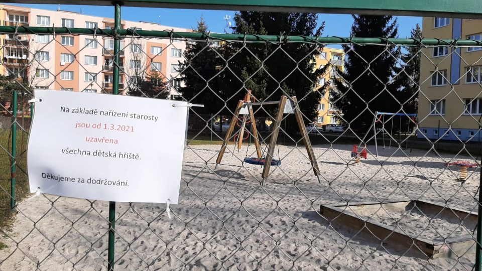 Zavřené dětské hřiště v Dobřanech