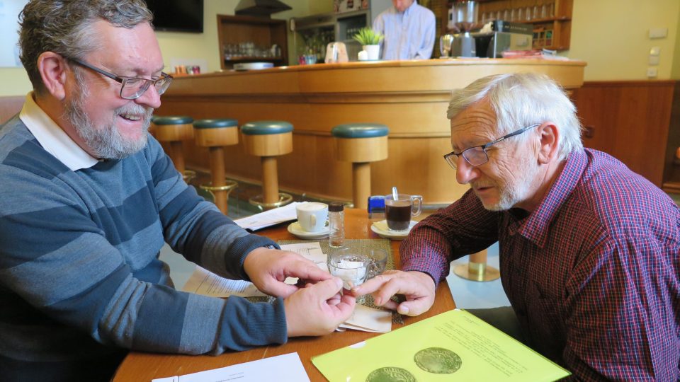 Pro mince se vydali zastupitelé Černošína do Západočeského muzea v Plzni, kde jim je slavnostně předal numismatik a pracovník muzea Miroslav Hus. Na Fotografii Miroslav Hus ukazuje předávanou minci starostovi Černošína Miroslavu Plincelnerovi