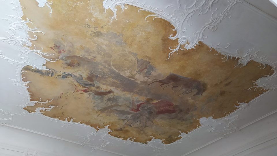 Nástropní freska pochází zřejmě z 15. století