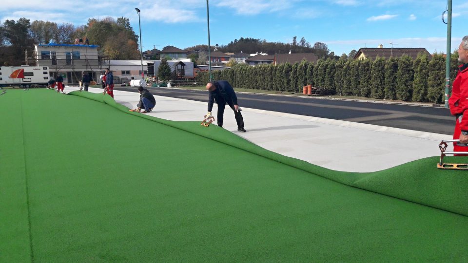 V Liticích budují hřiště na pozemní hokej s unikátní umělou trávo
