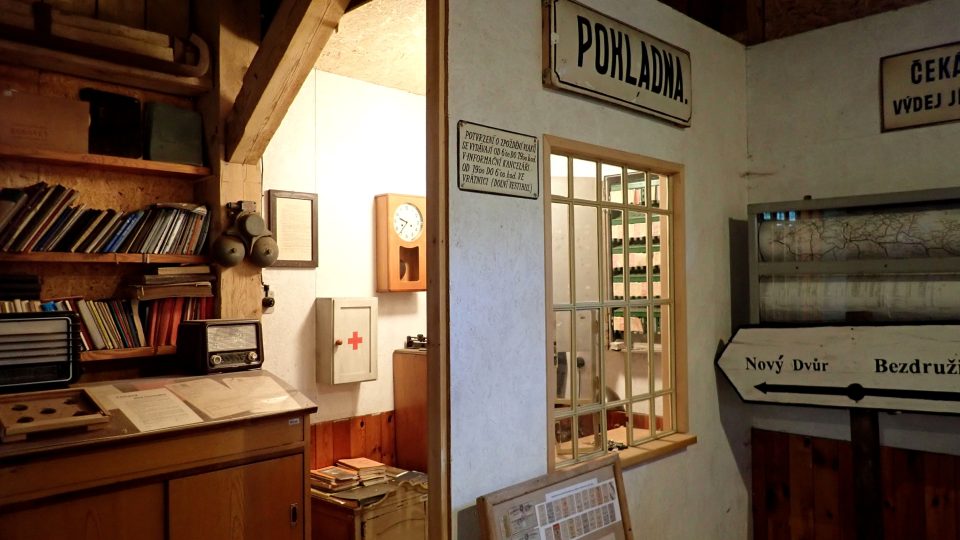 Celé muzeum se věnuje 120leté historii trati Pňovany – Bezdružice. Návštěvníci v něm najdou řadu zajímavých exponátů i modely stanic a tratí