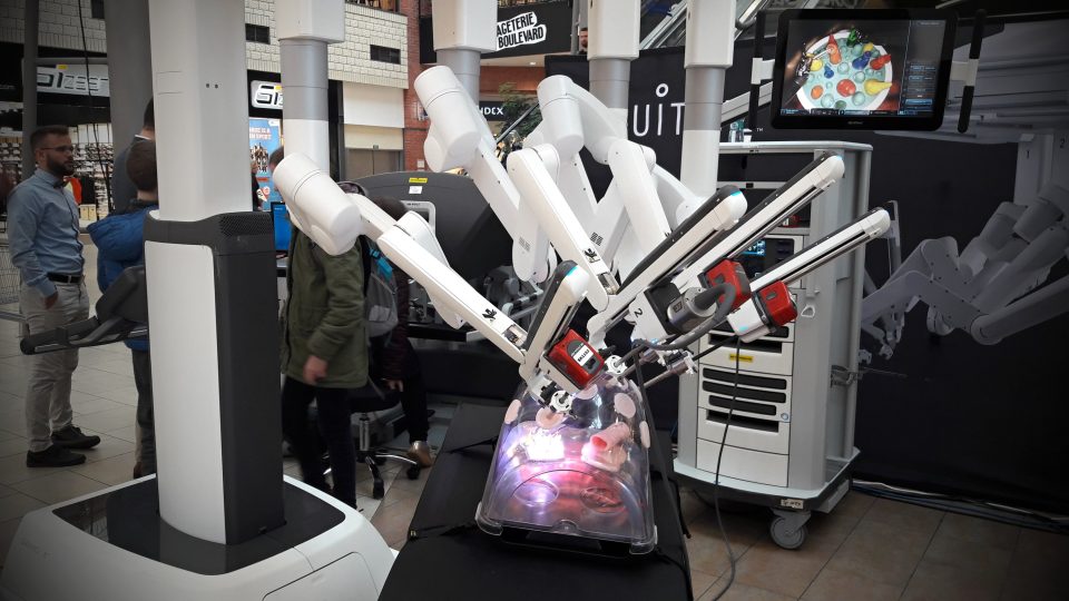 Vžít se do kůže lékaře a vyzkoušet si, jaké je to operovat pomocí robota, mohou lidé v Plzni