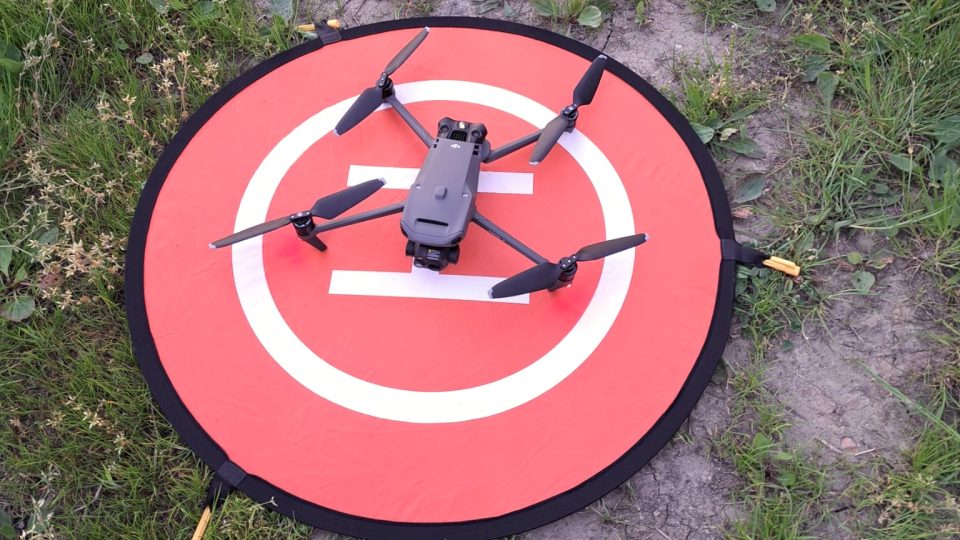 Při záchraně se využívá dron
