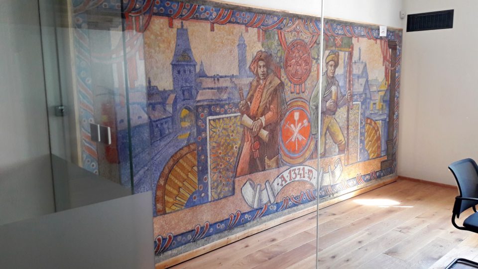 Velkou zajímavostí je historická freska, která se kvůli zachování přesunula na jednu ze zdí komunitního centra. Na fresce je vyobrazen Jan Lucemburský, jak Chodovi v kroji potvrzuje privilegium vařit ve městě pivo