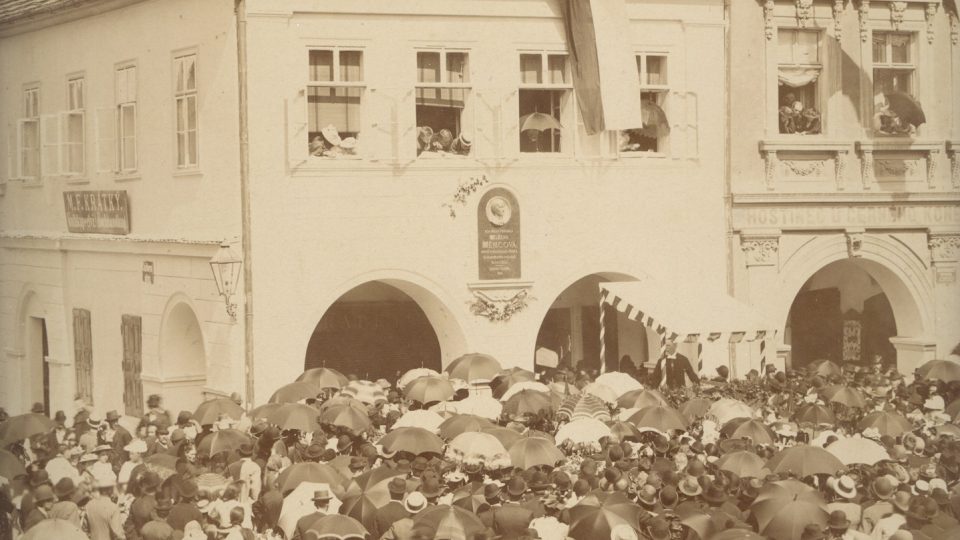 Slavnostní odhalení pamětní desky B. Němcové v domě č. p. 120 v Domažlicích 8. září 1895